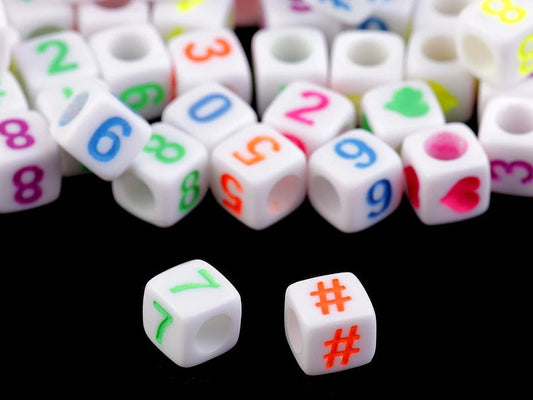 Perles en plastique avec lettres, colorées sur fond blanc 6×6 mm