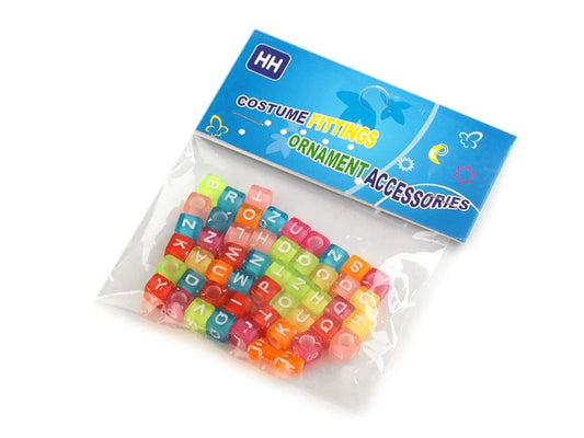 txt
Perles en plastique avec lettres, colorées sur fond coloré 6×6 mm