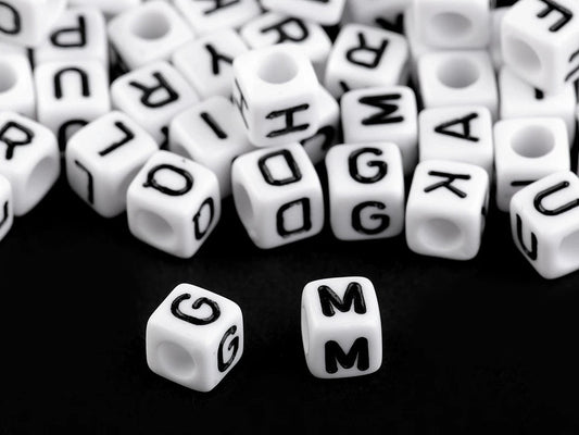 Perles en plastique avec lettres, cubes 6×6 mm