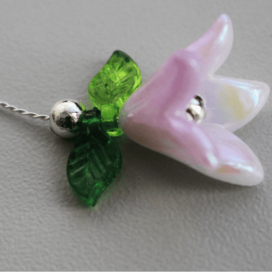 Image avec perles en plastique en forme de fleur avec effet perlé 12×16 mm, 20 pièces – disponible chez Šarlotes audumi