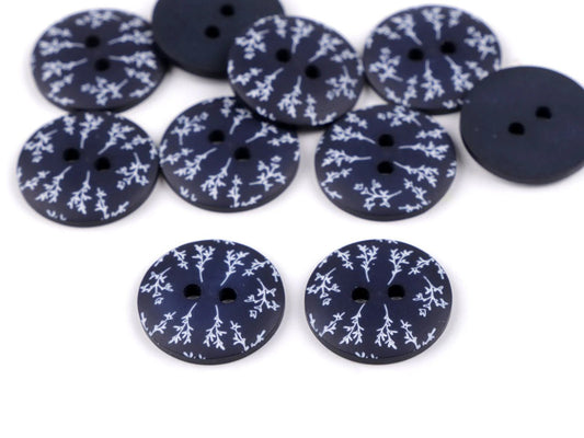 Attēls ar Plastmasas pogas 18 mm - zilas ar zariņu – pieejams Šarlotes audumi
