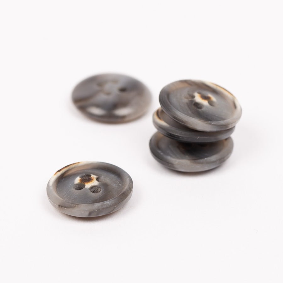 Image de boutons en plastique 23 mm - gris – disponible chez Šarlotes audumi