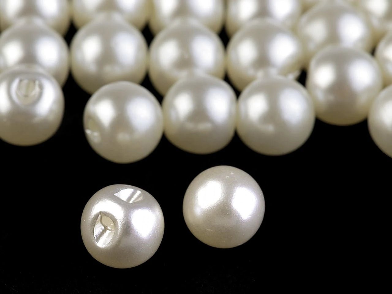 Attēls ar Plastmasas pogas, pērlīte Ø8 mm| dažadu toņu – pieejams Šarlotes audumi
