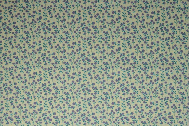 Premium 100% cotton fabric - delicate lilac floral motif 110 g/m²
