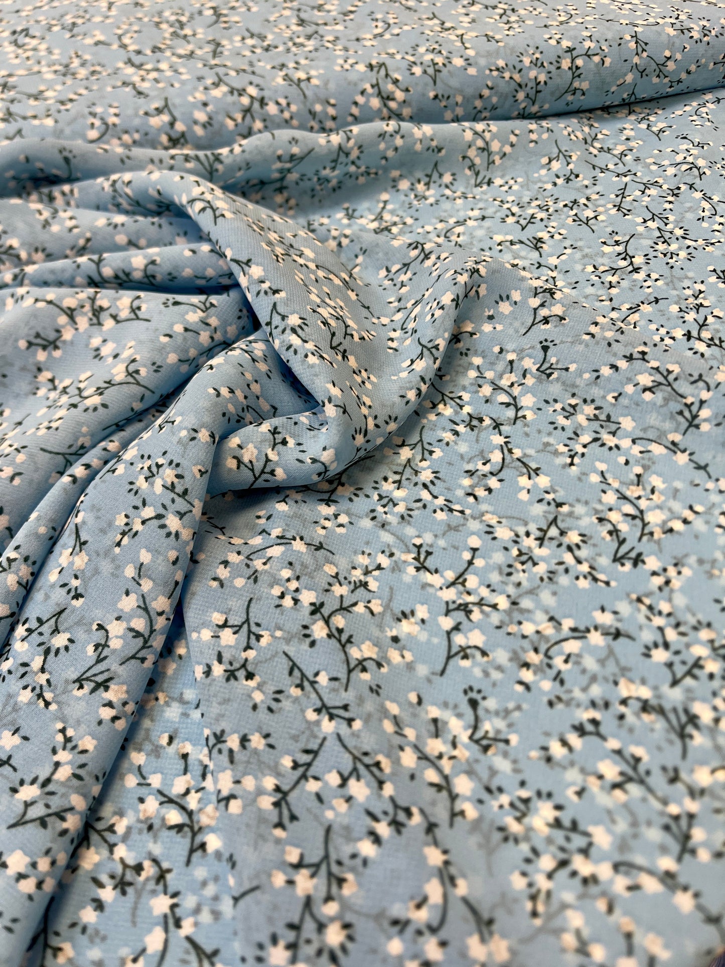 Šifons - balti ziediņu uz zila fona | 150 cm | 65 g/m²