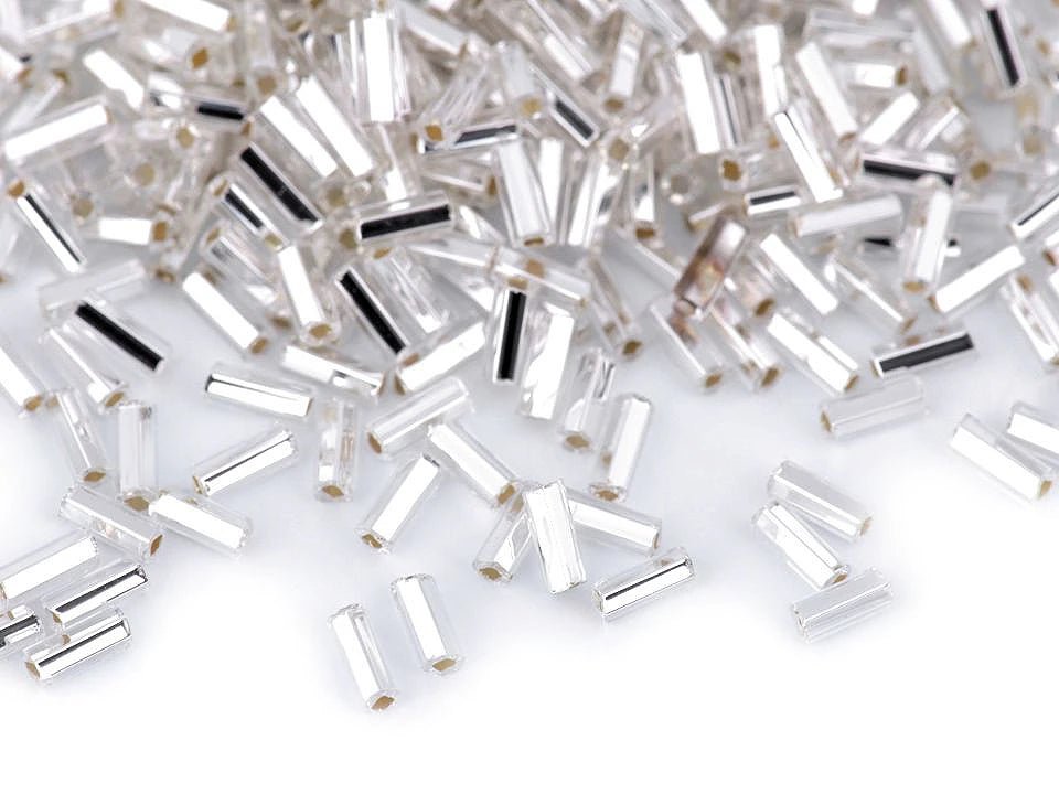 Attēls ar Stikla stienīšu pērlītes (Bugle Beads) | 4,5 mm | Preciosa| dažādas krāsas – pieejams Šarlotes audumi
