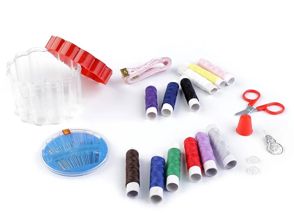Kit de couture dans une boîte en plastique – disponible chez Šarlotes audumi