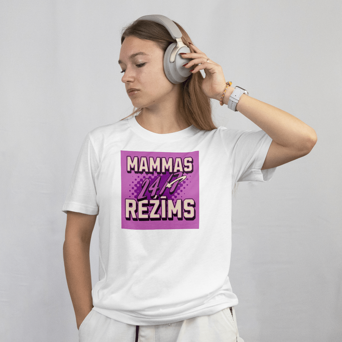 Image d’un T-shirt "Maman 24/7" | Cadeau idéal pour maman – disponible chez Šarlotes audumi