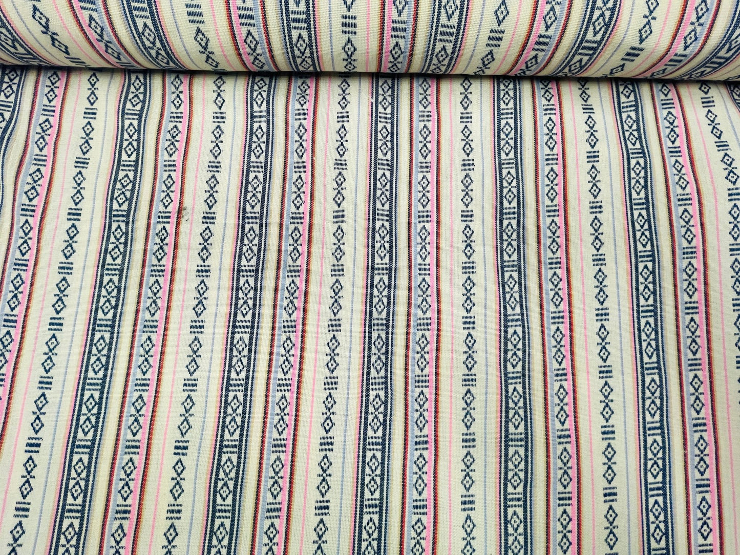 Tissu à motif folklorique, tons clairs 200 g/m²