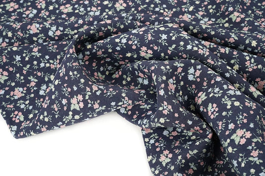 Image avec tissu en viscose à fines fleurs 80 g/m² – disponible chez Šarlotes audumi