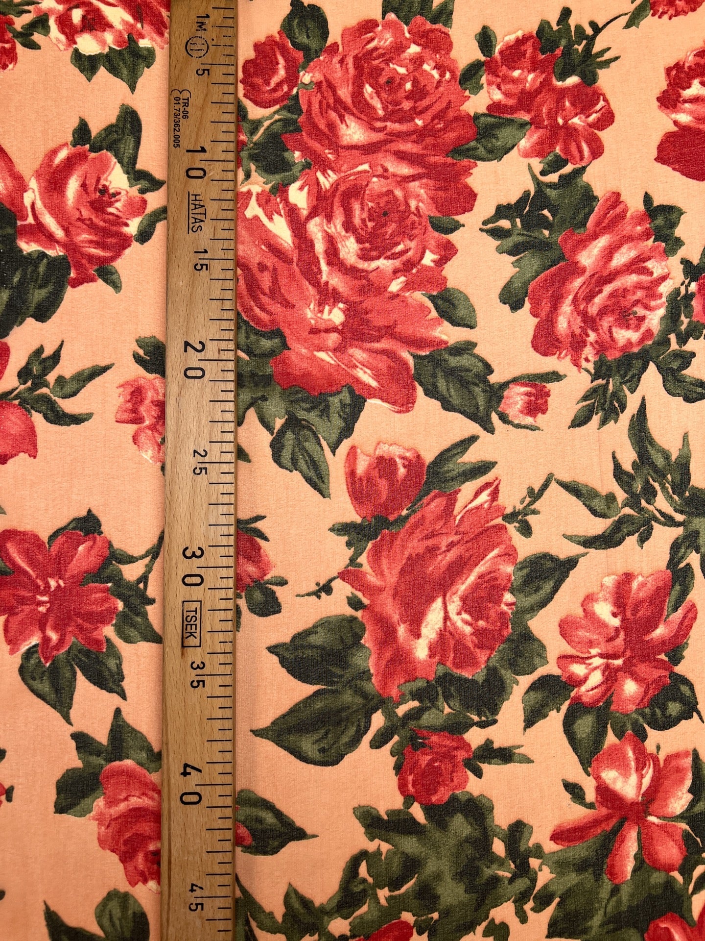 Tissu crêpe en polyamide avec motif floral rouge sur fond beige – Italie