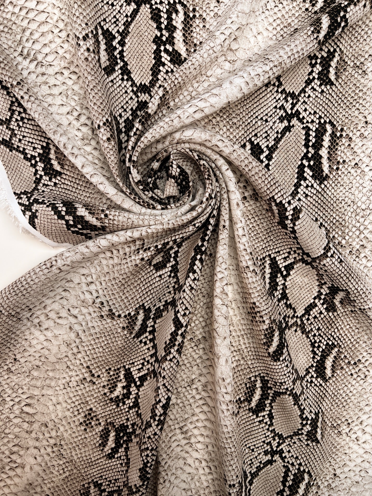 Tissu crêpe en viscose à motif peau de serpent dans des tons beiges – Italie