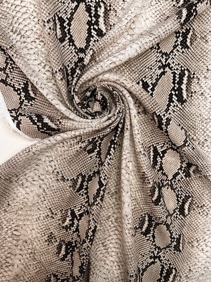 Tissu crêpe en viscose à motif peau de serpent dans des tons beiges – Italie