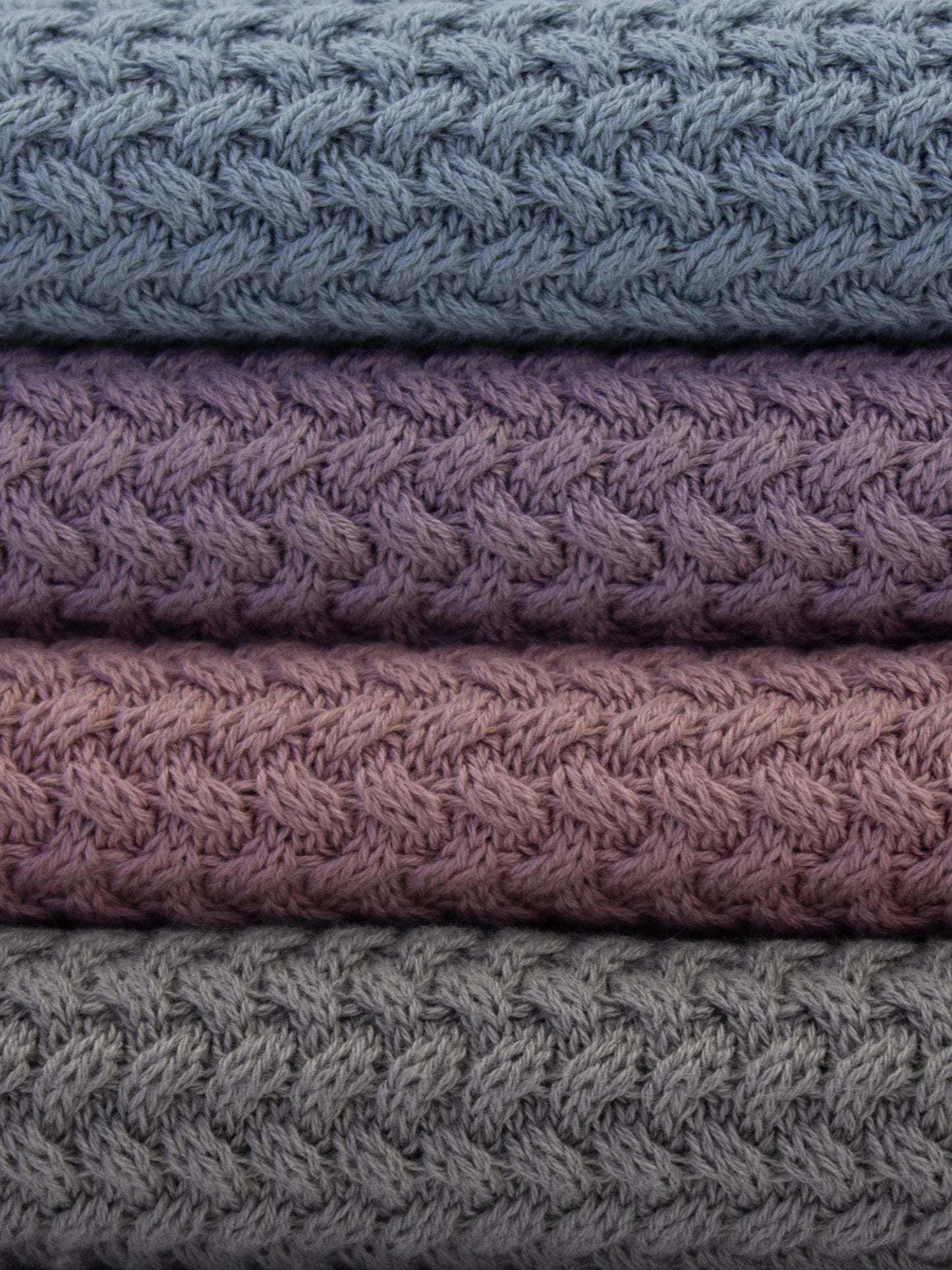 Image de maille 100 % coton bleu-gris 525 g/m² – disponible chez Šarlotes audumi