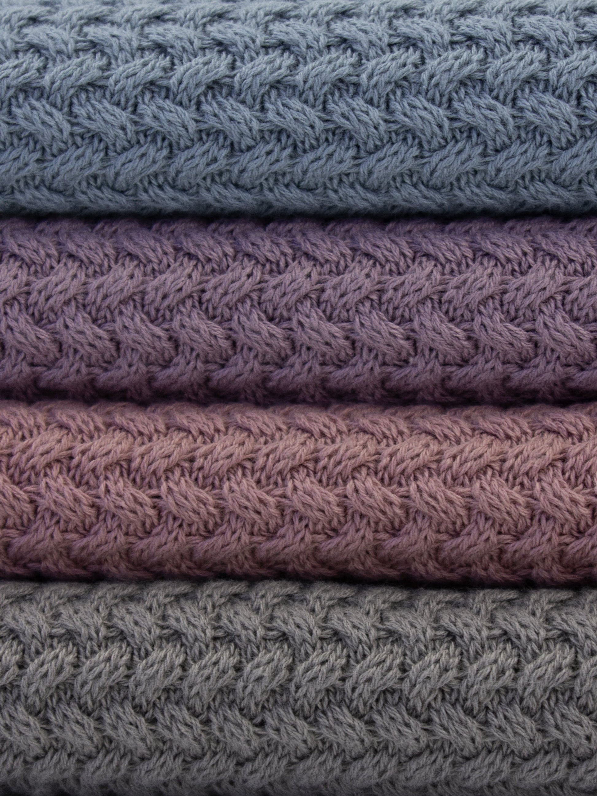 Image de maille 100 % coton bleu-gris 525 g/m² – disponible chez Šarlotes audumi