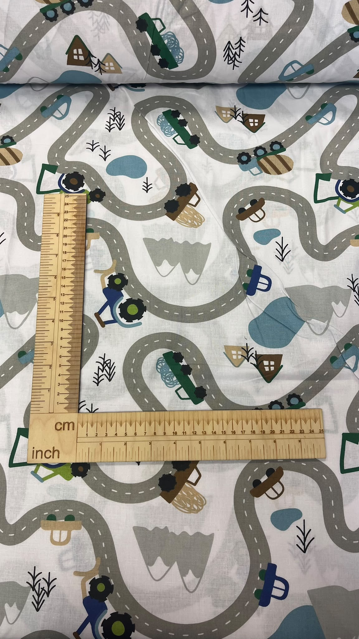 Image d’un tissu 100 % coton, voitures sur la route – disponible en ligne chez Charlotte's Fabrics