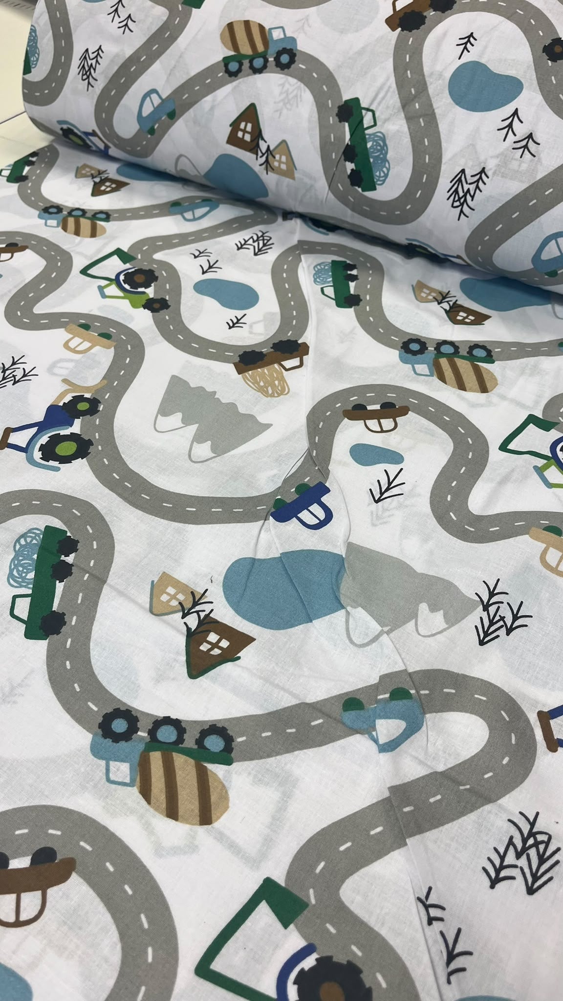 Image avec tissu 100 % coton, voitures sur la route – disponible en ligne chez Šarlotes audumi