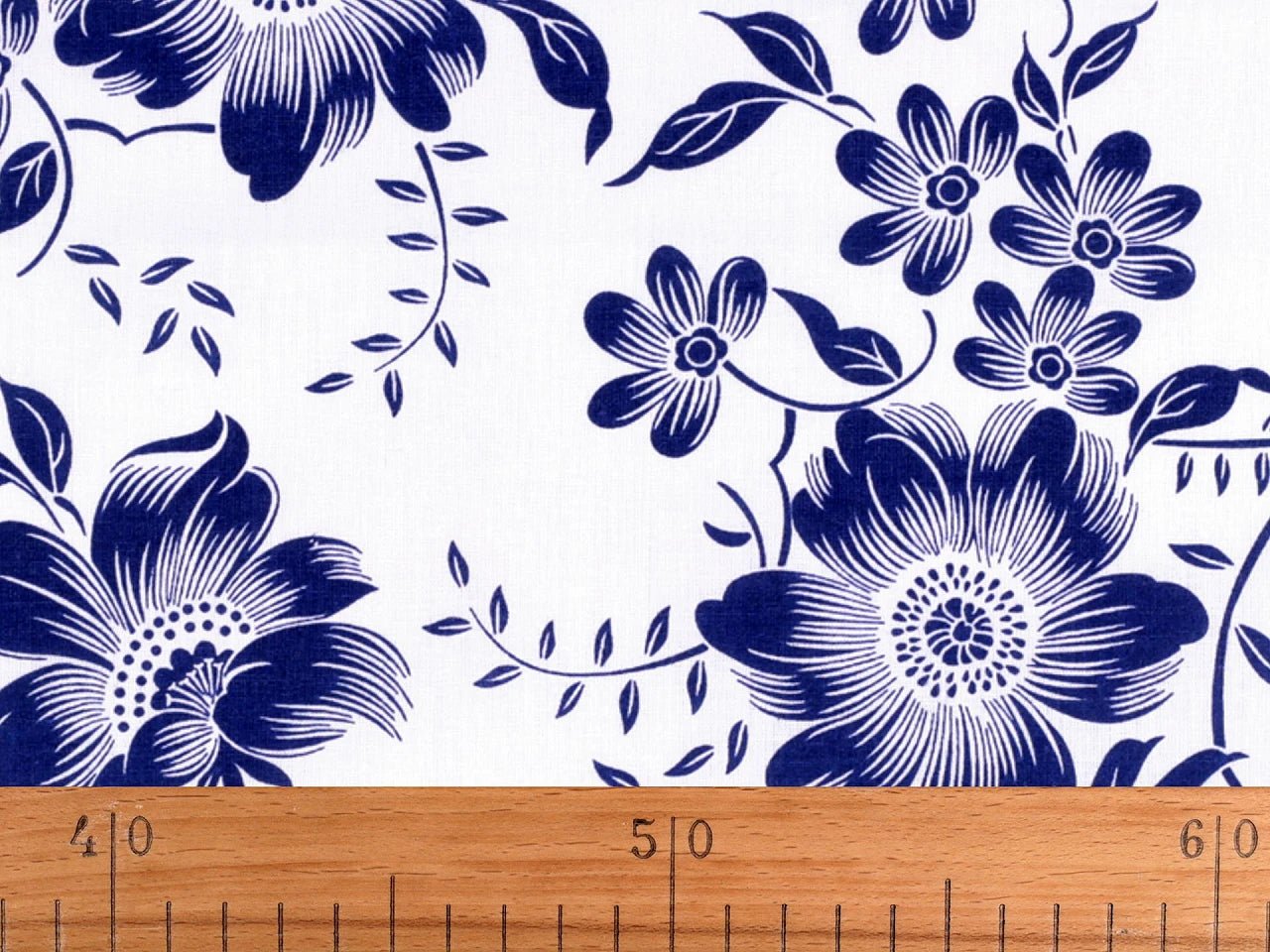 Tissu 100 % coton - fleurs blanches sur fond bleu, 125 g/m² – disponible chez Šarlotes audumi