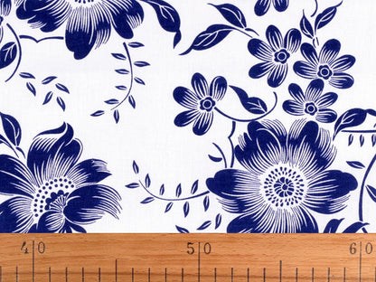 Tissu 100 % coton - fleurs blanches sur fond bleu, 125 g/m² – disponible chez Šarlotes audumi