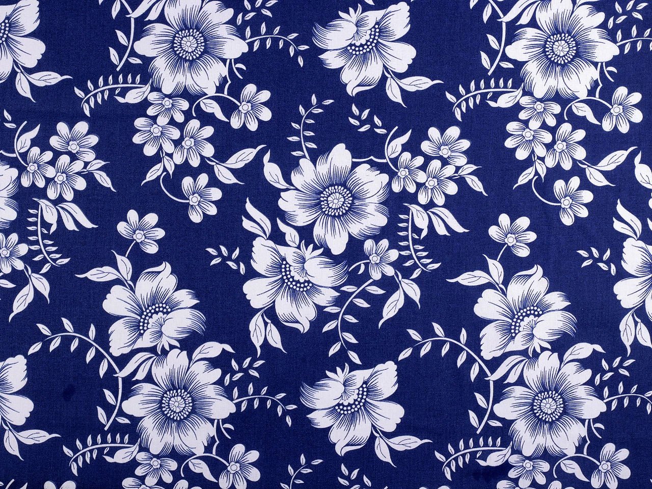 Image en tissu 100 % coton - fleurs blanches sur fond bleu 125 g/m² – disponible chez Šarlotes audumi