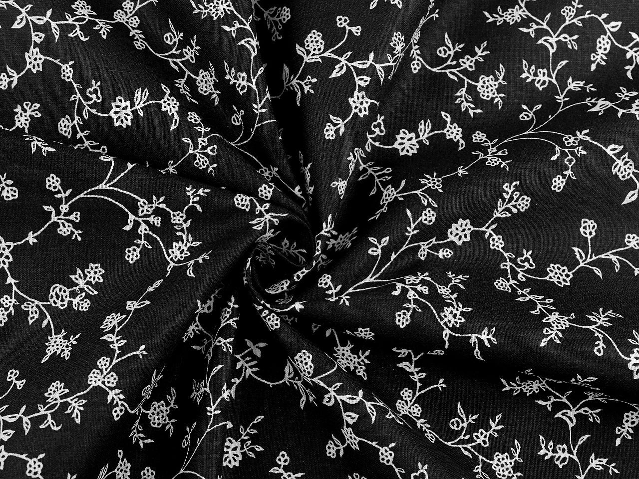 Image de tissu 100 % coton, motifs floraux blancs sur fond noir, 125 g/m² – disponible chez Šarlotes audumi
