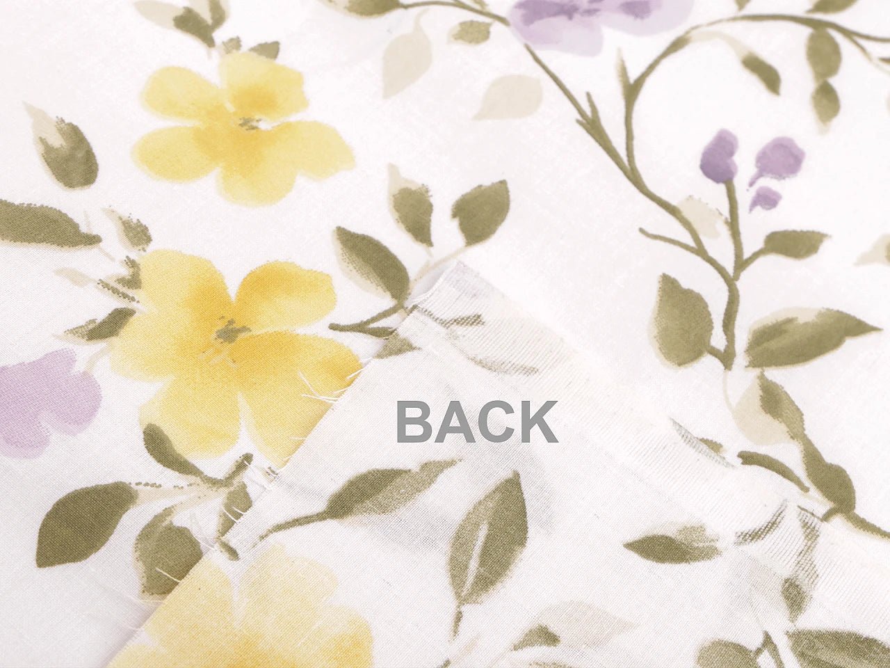 Image de tissu en coton 100 %, à fleurs jaunes et lilas – disponible en ligne chez Šarlotes audumi