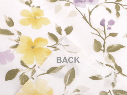 Image de tissu en coton 100 %, à fleurs jaunes et lilas – disponible en ligne chez Šarlotes audumi