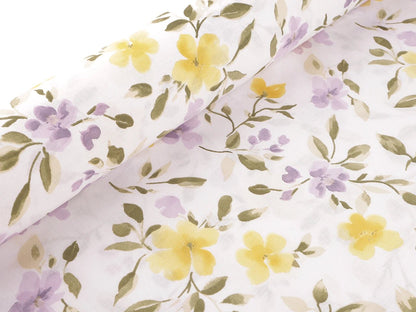 Image d’un tissu 100 % coton avec fleurs jaunes et lilas – disponible en ligne chez Charlotte Audumi
