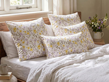 Image en tissu 100 % coton avec des fleurs jaunes et lilas – disponible en ligne chez Šarlotes audumi