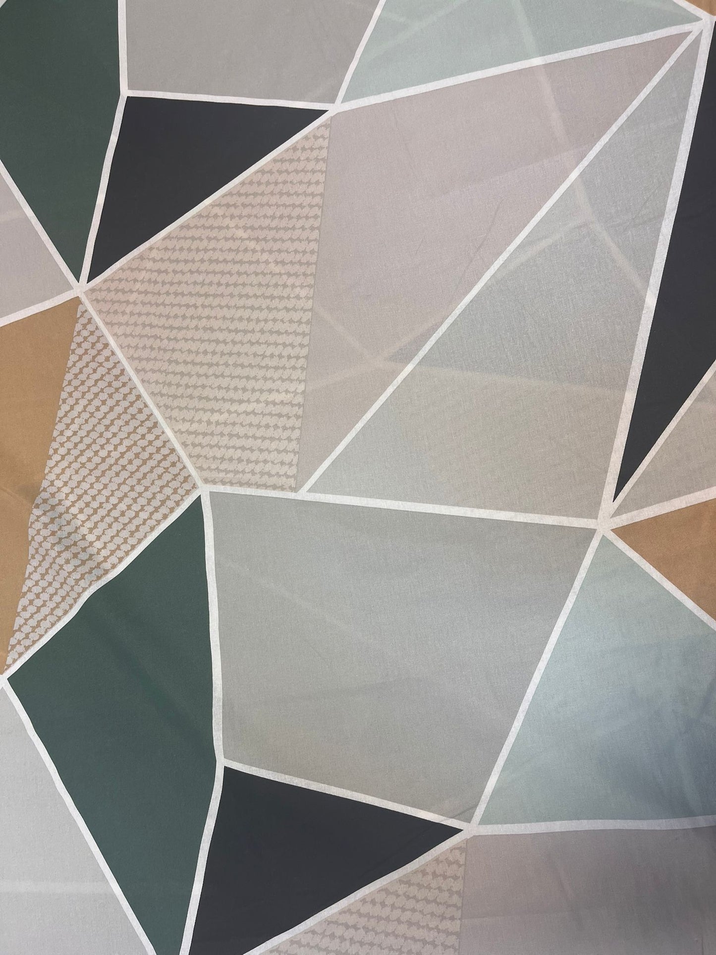 Image en tissu 100 % coton - triangles géométriques 220 cm 130 g/m² – disponible chez Šarlotes audumi