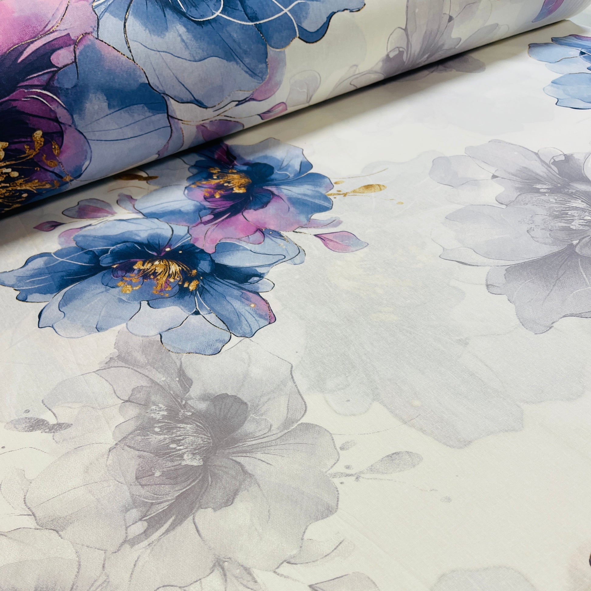 alt
Image of 100% cotton fabric - indigo flowers 220cm 146 g/m² – available at Šarlotes audumi