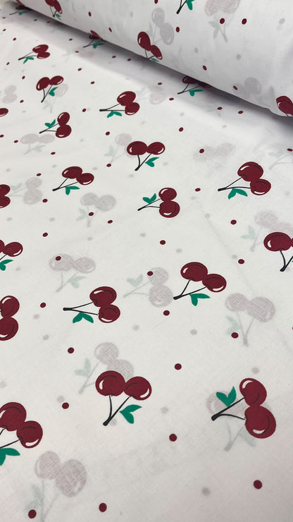 Image avec tissu 100 % coton à motif cerises – disponible en ligne chez Šarlotes audumi