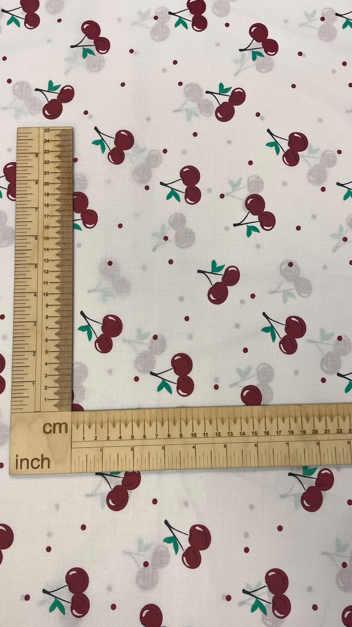Tissu 100 % coton aux cerises – disponible en ligne chez Šarlotes audumi