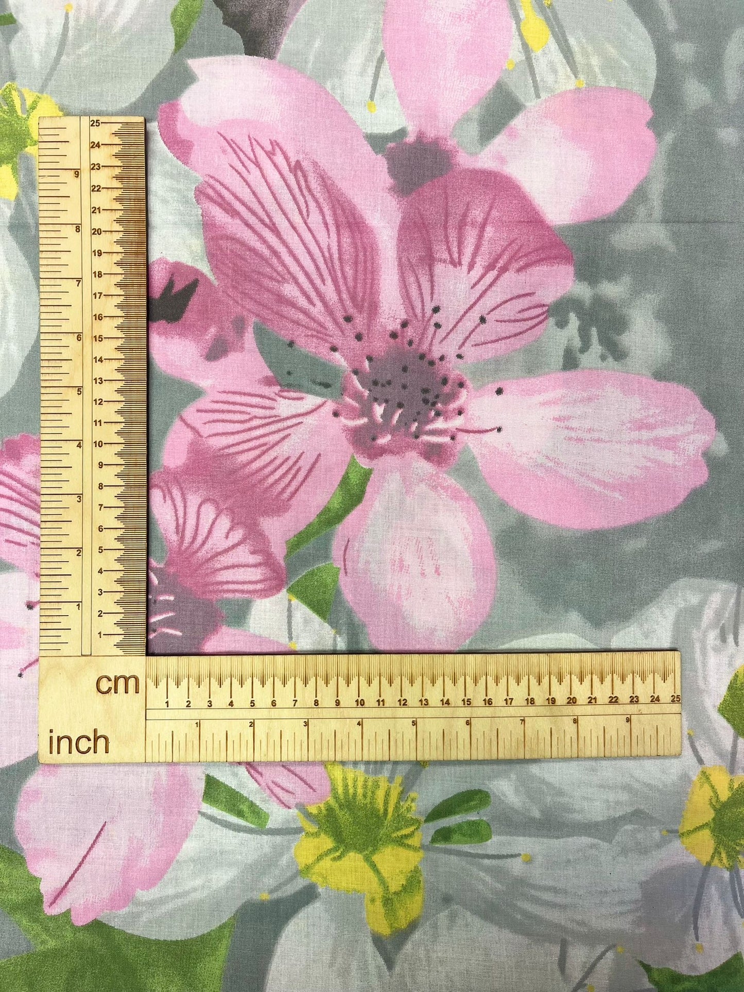 Image avec tissu 100 % coton - fleurs de cerisier 125 g/m² – disponible chez Šarlotes audumi