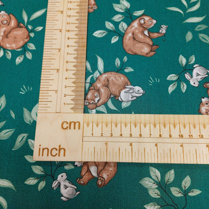 Tissu 100 % coton - ours et lapin sur fond vert 125 g/m²