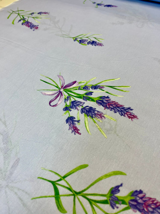 Attēls ar 100% Kokvilnas audums - lavandas zariņi gaiši zils 220cm 130 g/m² – pieejams Šarlotes audumi