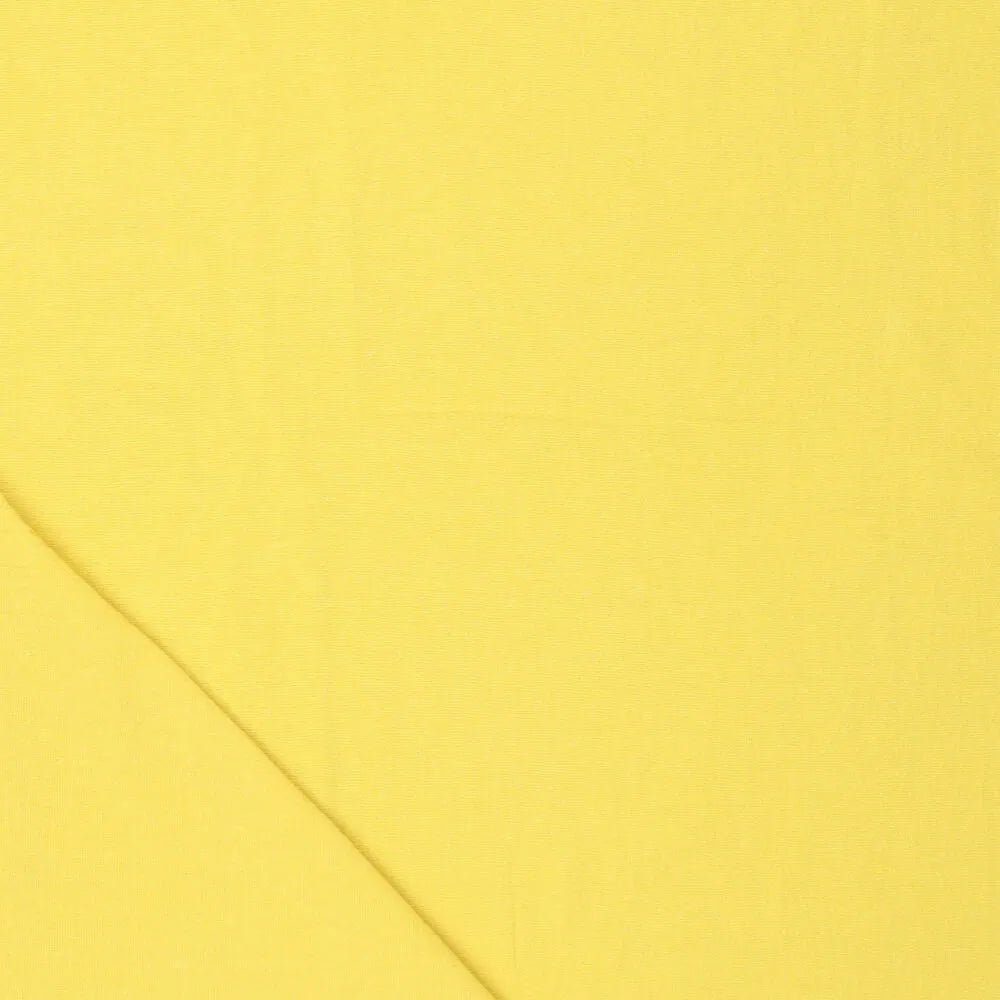 Image d'un tissu 100 % coton lavé| Washed - jaune 85 g/m² – disponible chez Šarlotes audumi