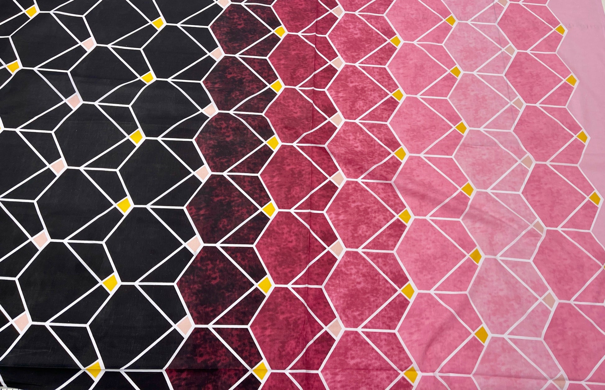 100% tissu en coton - motifs géométriques noirs et rosés 125 g/m²