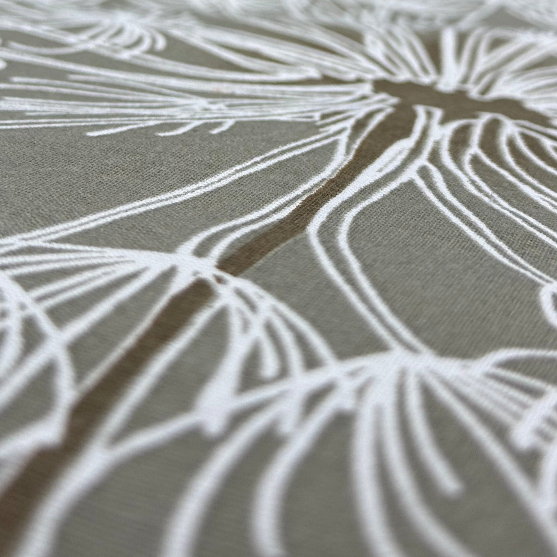 Image avec tissu 100 % coton - duvet de pissenlit 220 cm 146 g/m² – disponible chez Šarlotes audumi