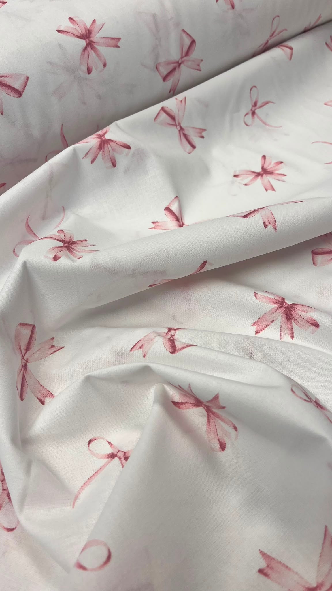 Image avec tissu 100 % coton et nœuds roses – disponible en ligne chez Šarlotes audumi