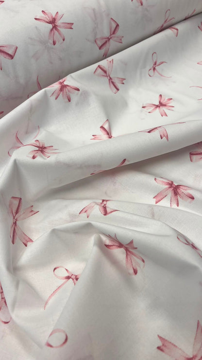 Image avec tissu 100 % coton et nœuds roses – disponible en ligne chez Šarlotes audumi