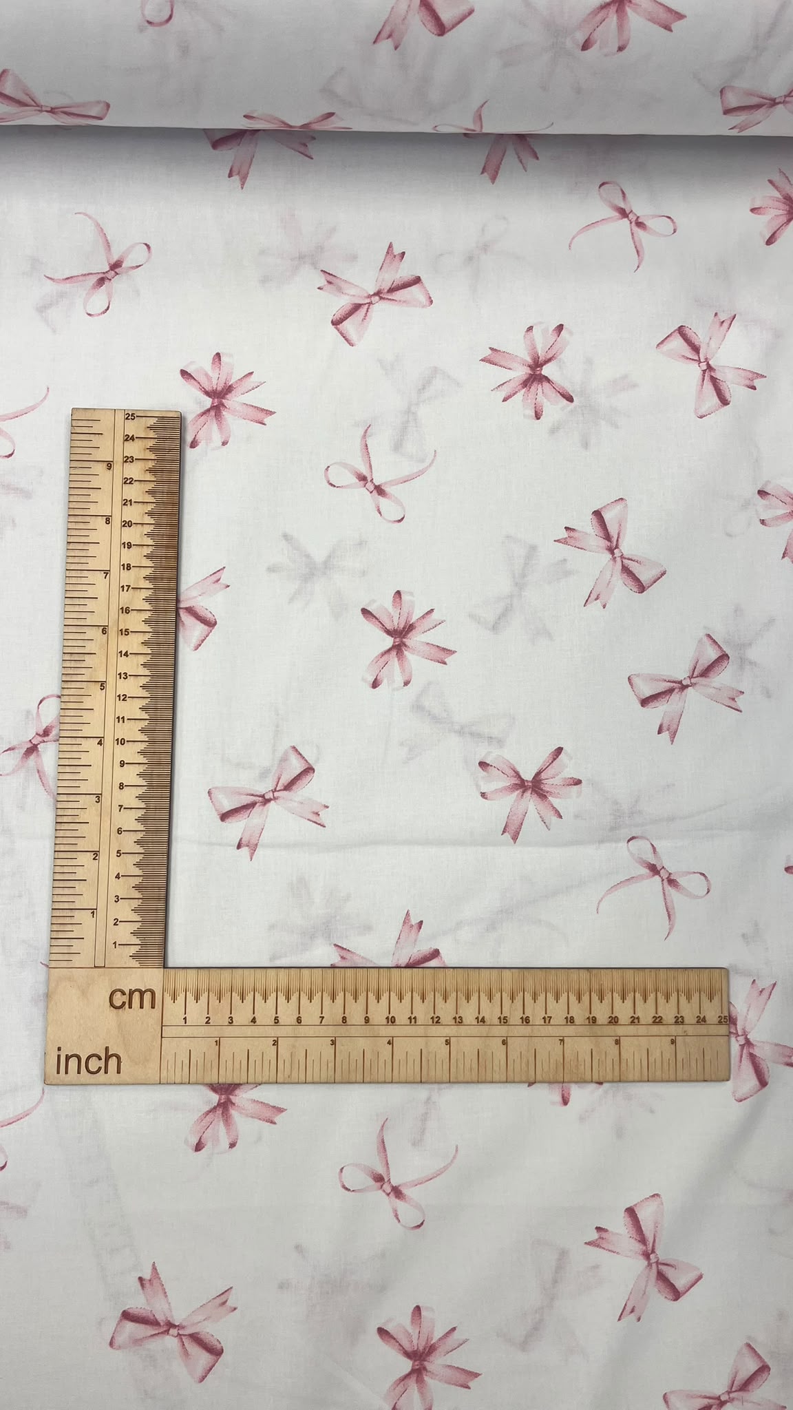 Tissu en coton 100 % avec nœuds roses, disponible en ligne chez Šarlotes audumi