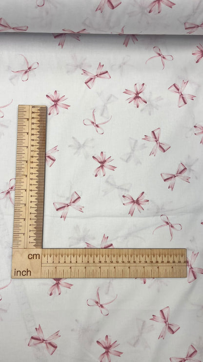 Tissu en coton 100 % avec nœuds roses, disponible en ligne chez Šarlotes audumi