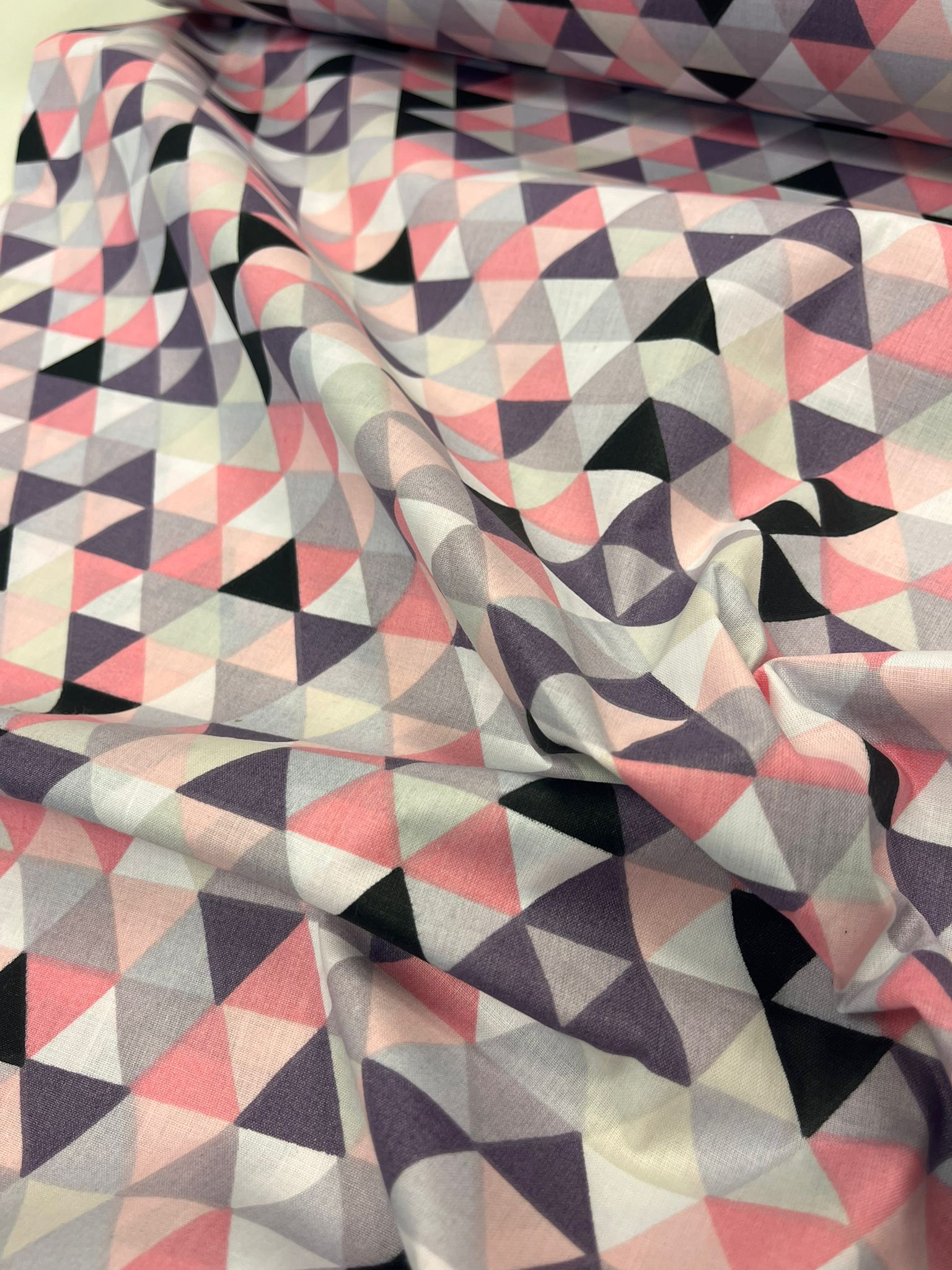 Image avec tissu 100 % coton - triangles roses 125 g/m² – disponible chez Šarlotes audumi