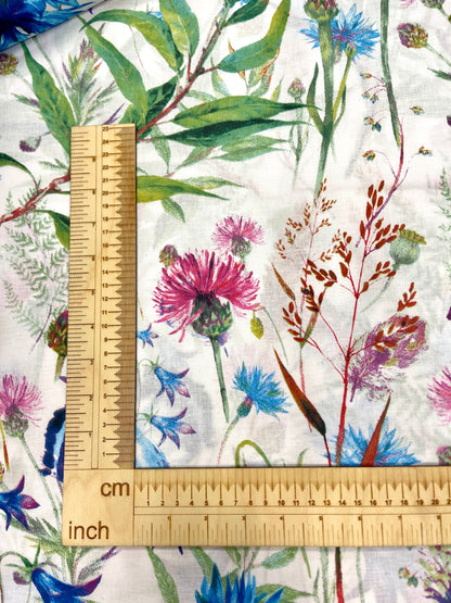 Image avec tissu 100 % coton aux bleuets, 125 g/m² – disponible chez Šarlotes audumi