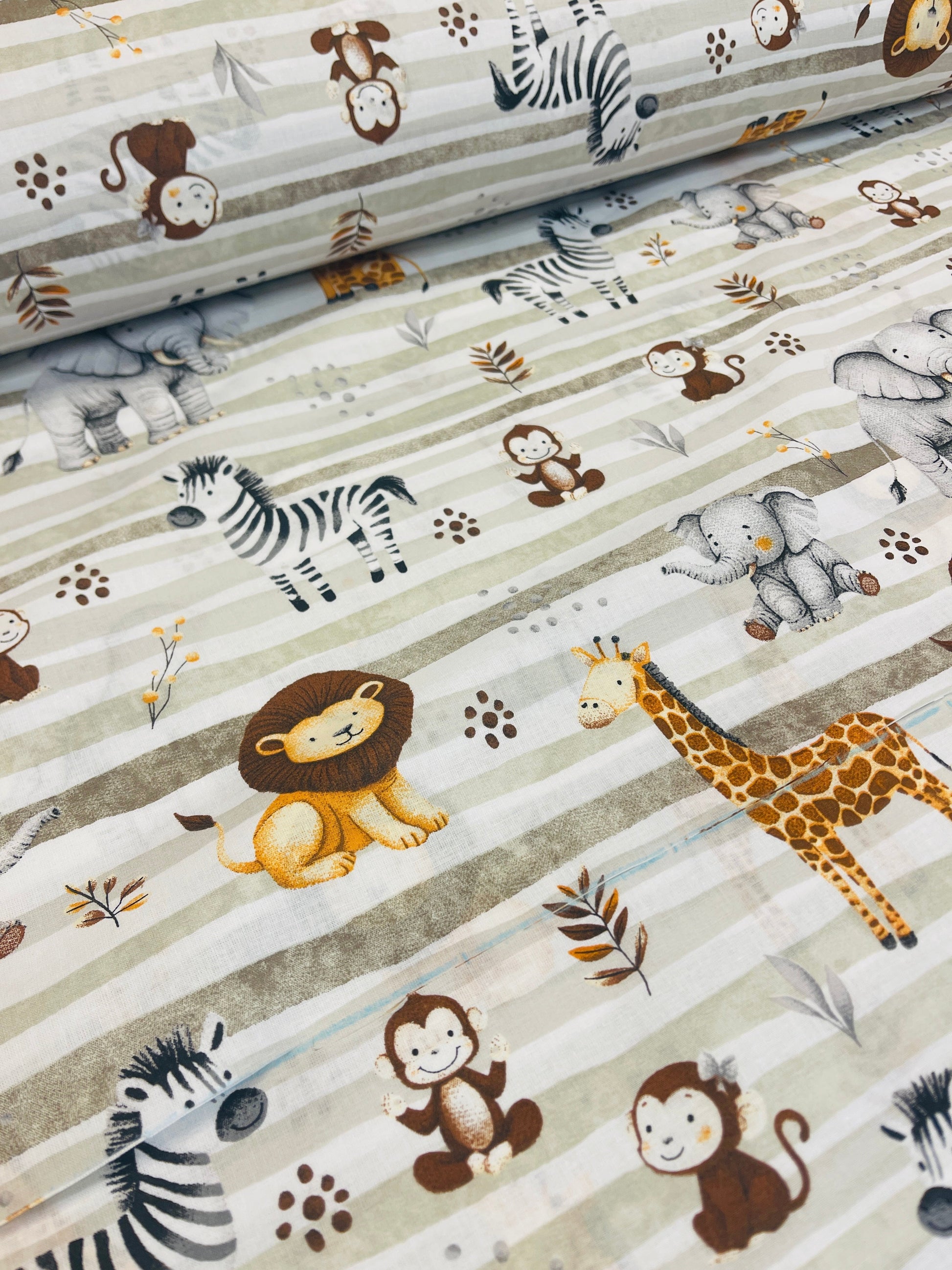 Image en tissu 100 % coton - animaux safari et lignes vertes, 125 g/m – disponible chez Šarlotes audumi