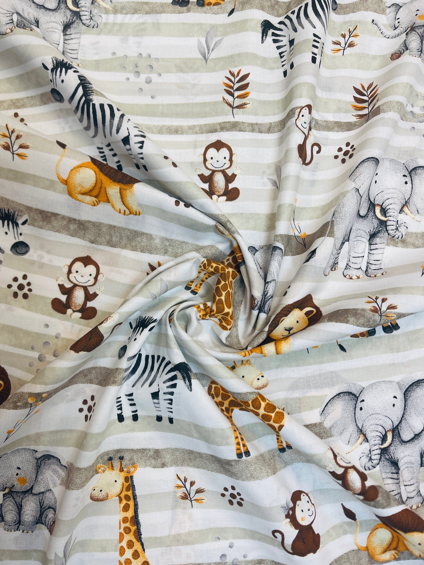 Motif en tissu 100 % coton - animaux safari et lignes vertes 125 g/m – disponible chez Šarlotes audumi