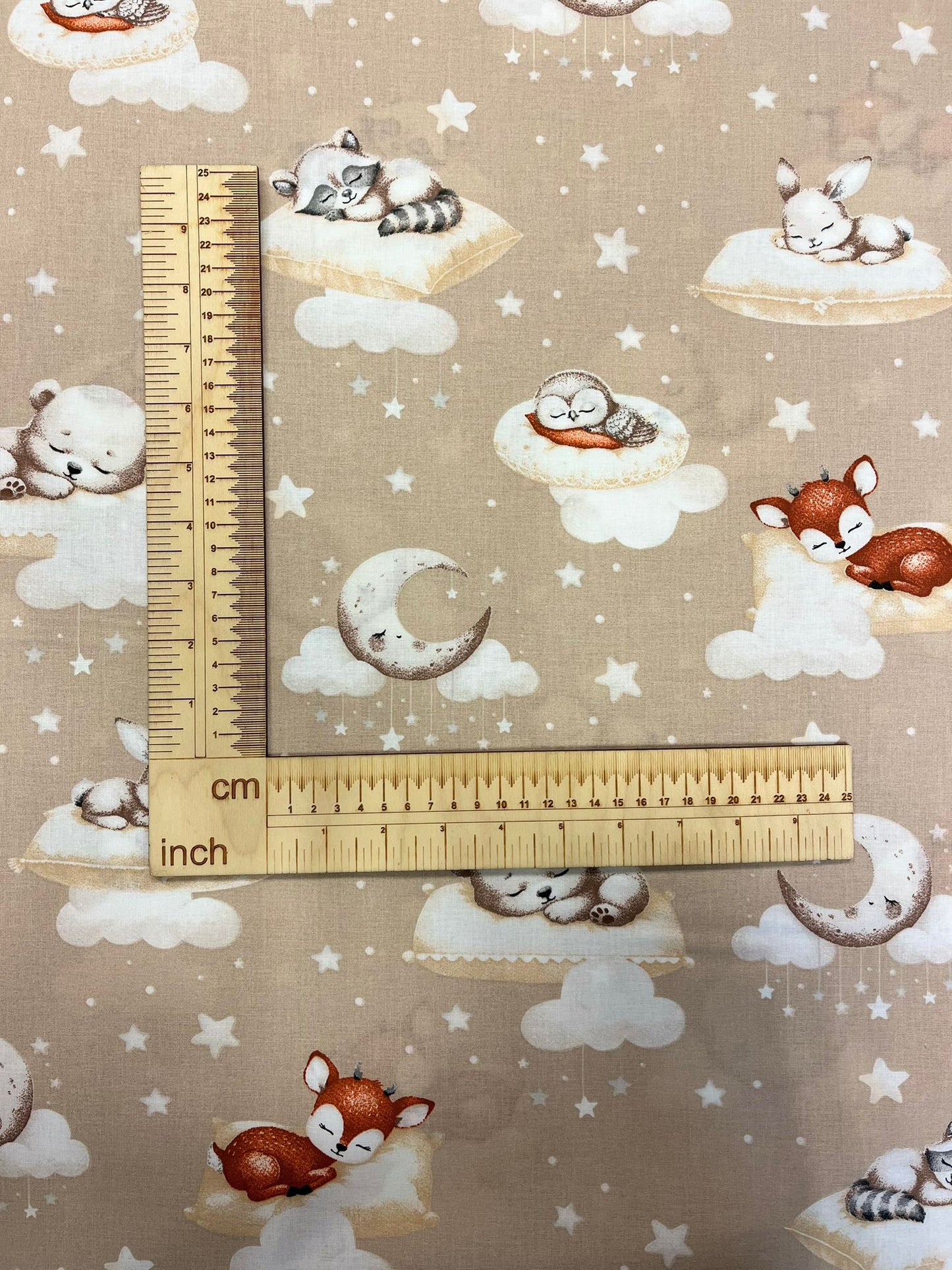 Image de tissu 100 % coton - petits oursons pour de doux rêves sur fond beige 125 g/m² – disponible chez Šarlotes audumi