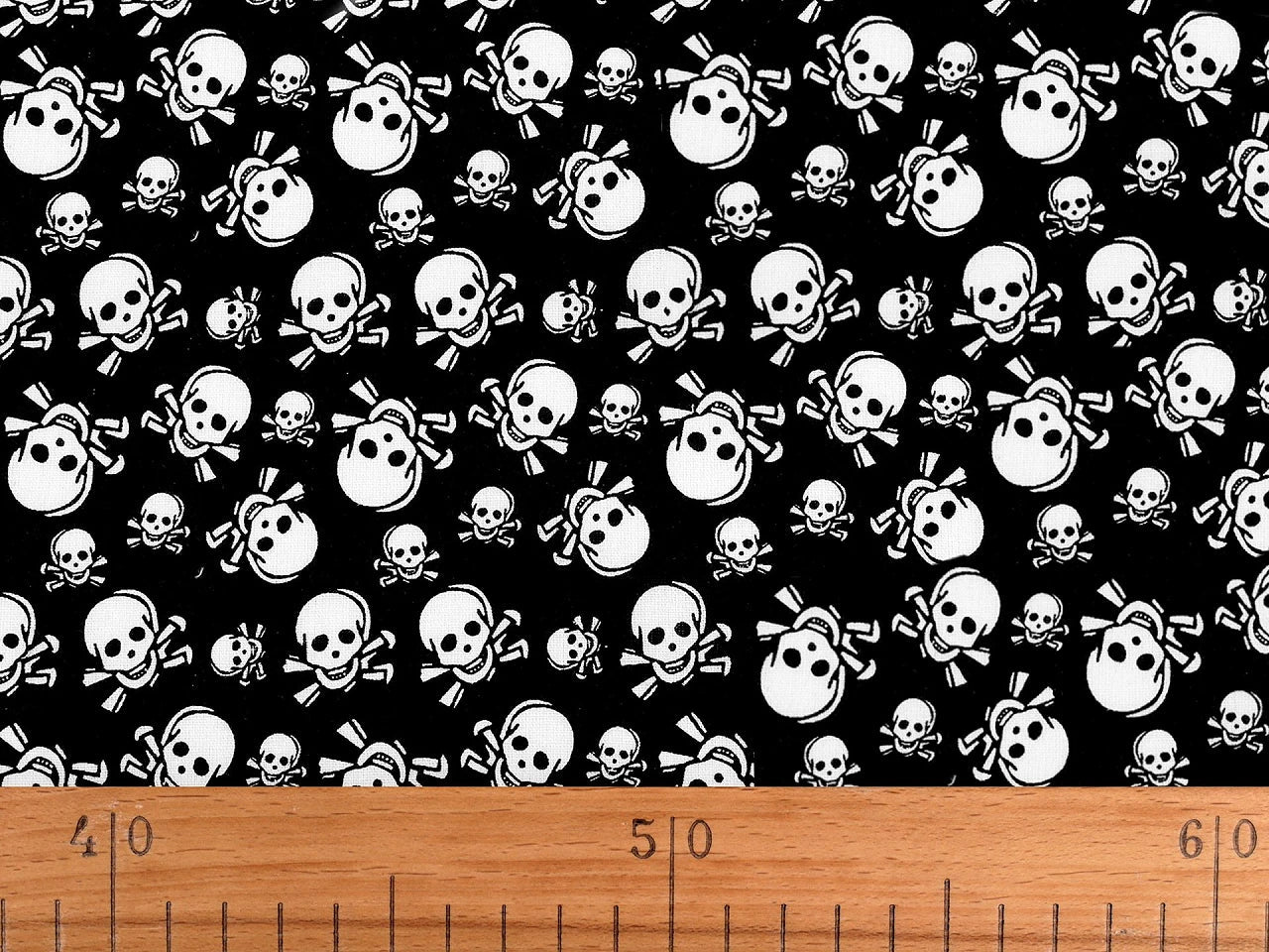 Attēls ar 100% Kokvilnas audums-skeletgalvas 125 g/m² – pieejams Šarlotes audumi