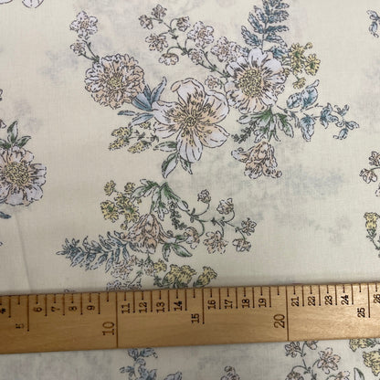 100% Cotton fabric - flowers on a cream-colored background 220 cm 146 g/m²
